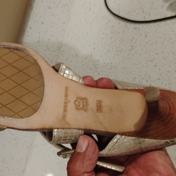 Donald J. Pliner Gold Textured Heels Size 8.5 Women - Picture 7 of 8